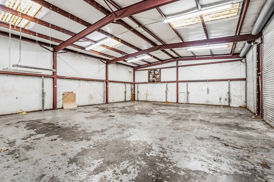 More Photos Of 725 12th St, Vero Beach Auto Repair For Sale