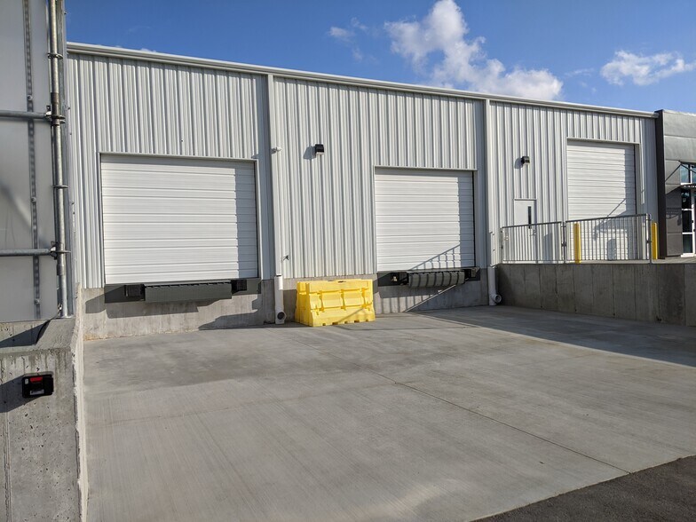 More Photos Of 17 International Ct, Greenville Warehouse For Lease