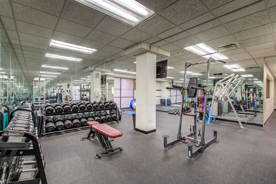 More Photos Of 8330-8350 Meadow Rd, Dallas Office For Sale