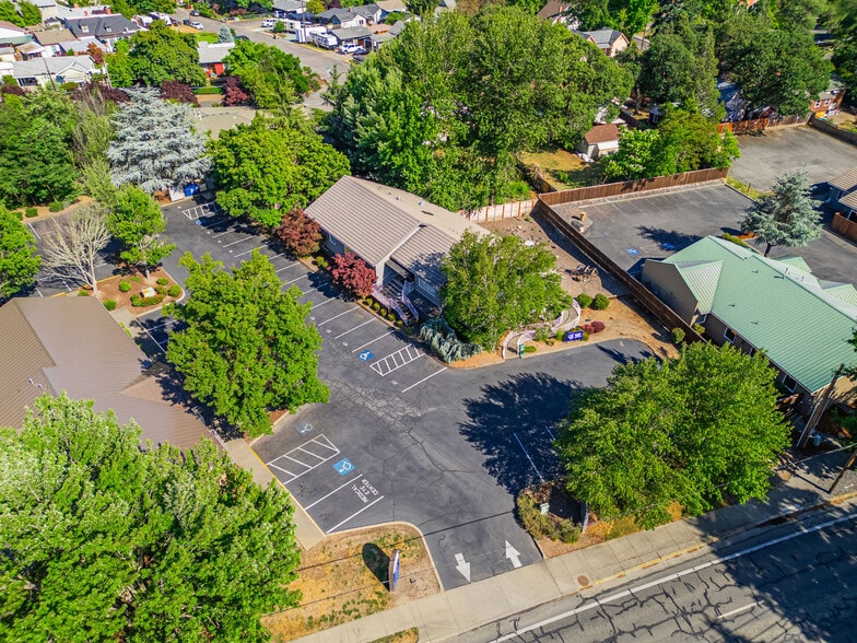 More Photos Of 873 NE 7th St, Grants Pass Medical For Lease
