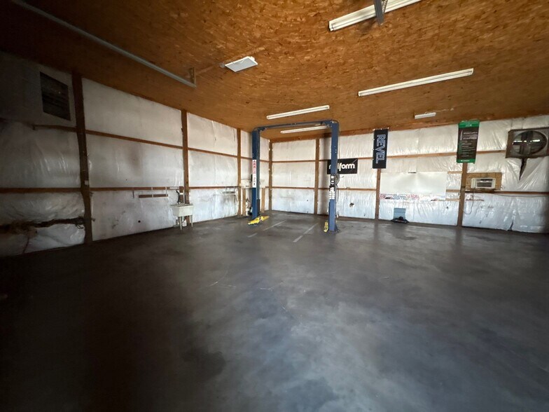 More Photos Of 1315 College St, Clarksville Warehouse For Lease