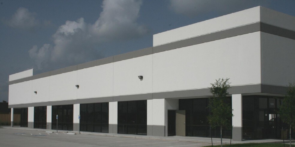 More Photos Of 12838 Murphy Rd, Stafford Showroom For Sale