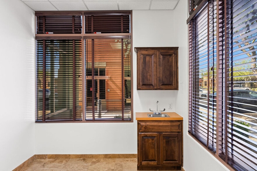 More Photos Of 7336 E Deer Valley Rd, Scottsdale Office For Sale