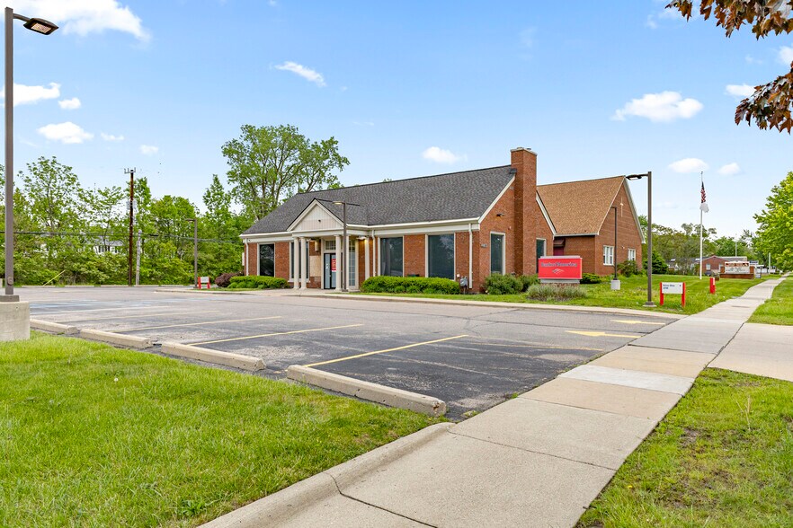 More Photos Of 23700 Goddard Rd, Taylor Bank For Lease