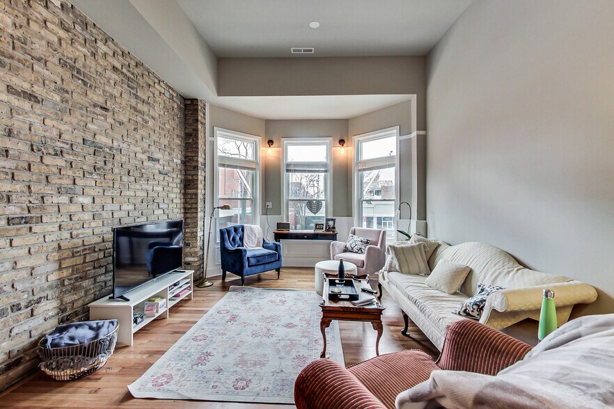 More Photos Of 2723 N Halsted St, Chicago Bar For Sale