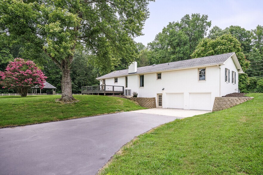 More Photos Of 1499 W Whitehall Rd, Cookeville Light Distribution For Sale