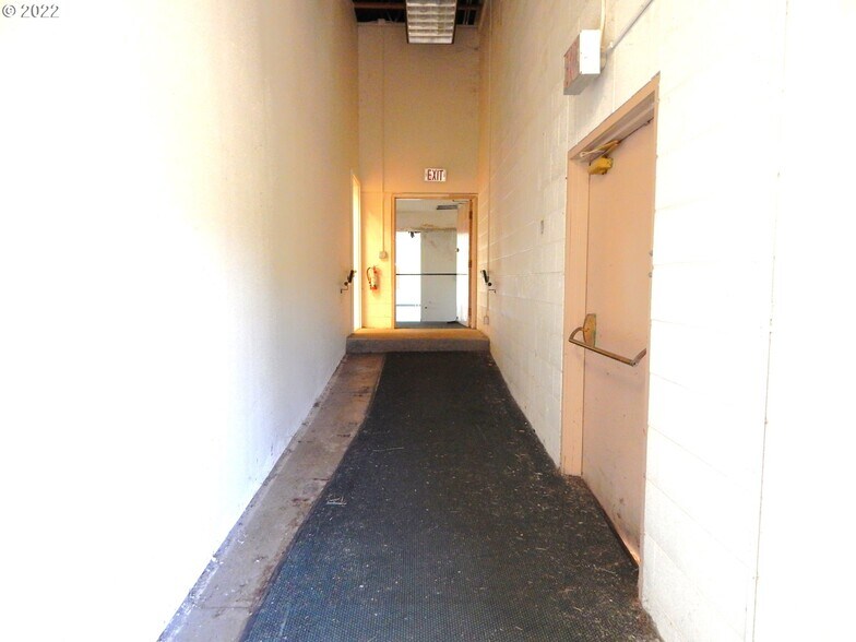 More Photos Of 400 Grant Smith Rd, Roseburg Specialty For Lease