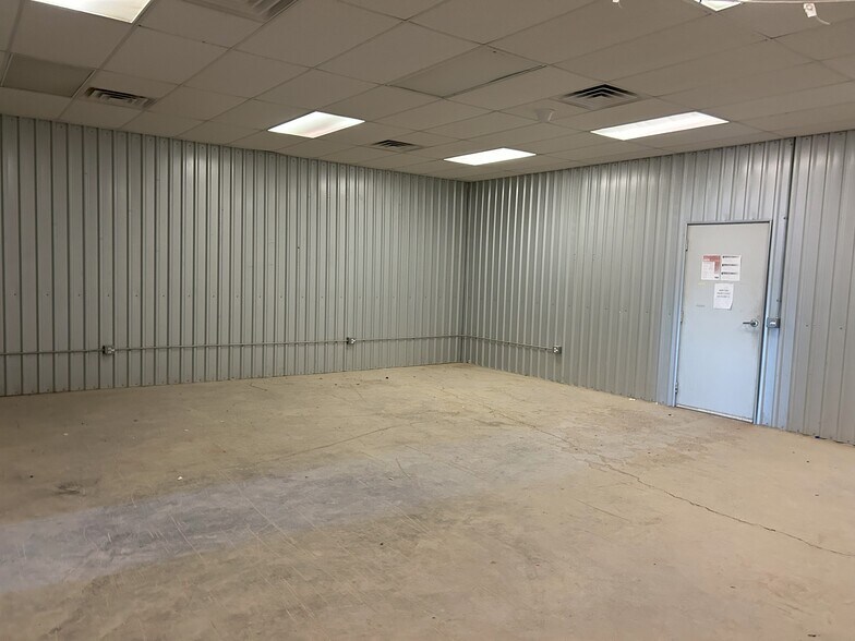 More Photos Of 2086 Oil Mill Rd, Pecos Warehouse For Lease