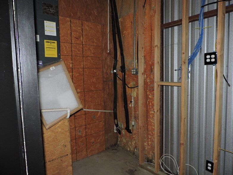 More Photos Of 920 W Mason St, Mabank Manufacturing For Sale