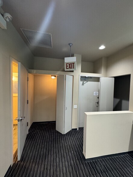 More Photos Of 421 W North Ave, Chicago Storefront Retail Office For Lease