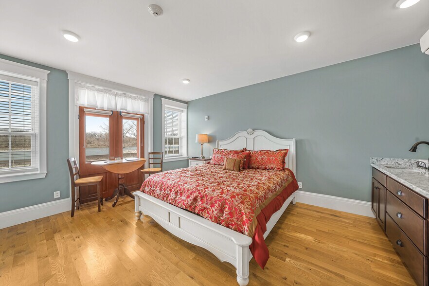 More Photos Of 208-210 Wharf St, Hermann Hospitality For Sale