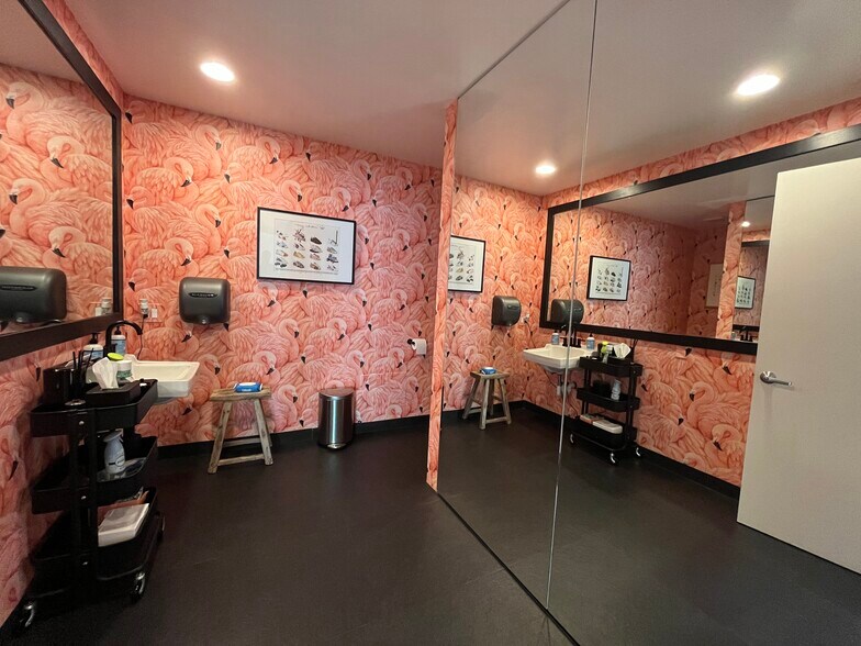 More Photos Of 553-555 Rose Ave, Venice Office For Lease