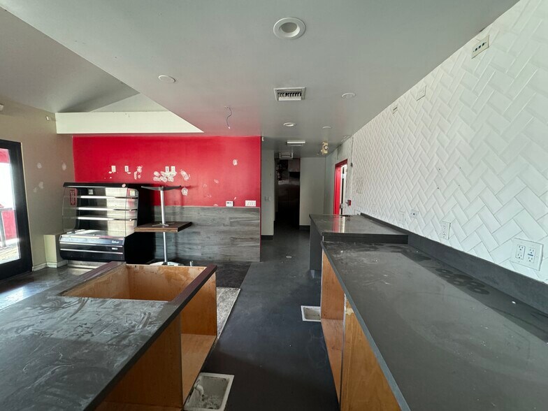 More Photos Of 4001 W Riverside Dr, Burbank Storefront For Lease
