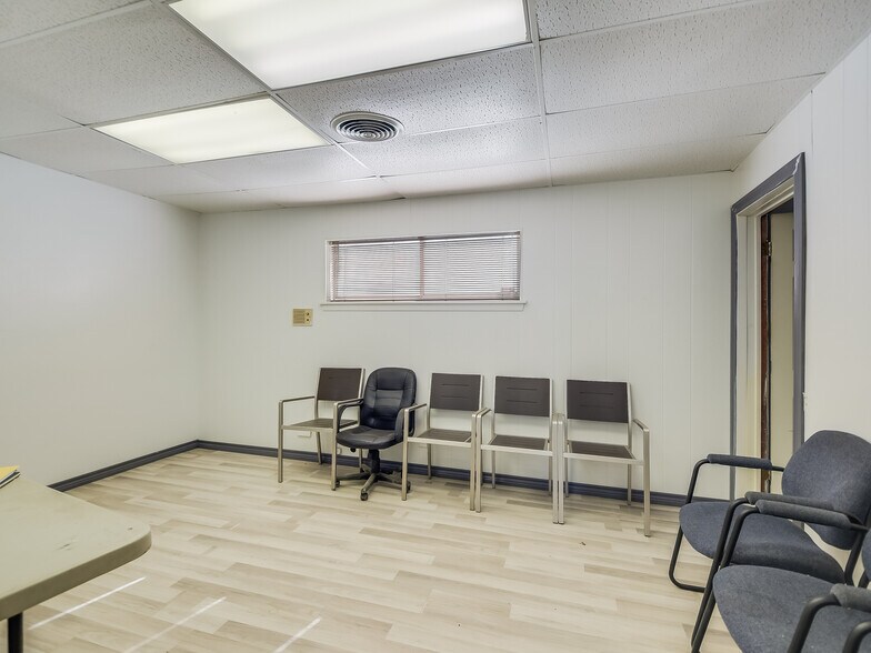 More Photos Of 2230 W Southcross Blvd, San Antonio Office For Lease
