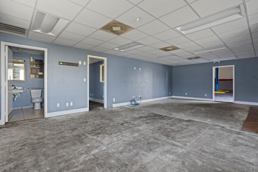 More Photos Of 15237 Russell Blvd, Gulfport Auto Salvage Facility For Lease