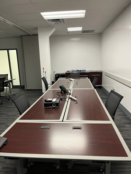 More Photos Of 1300 Chase Ave, Elk Grove Village Light Manufacturing For Sale