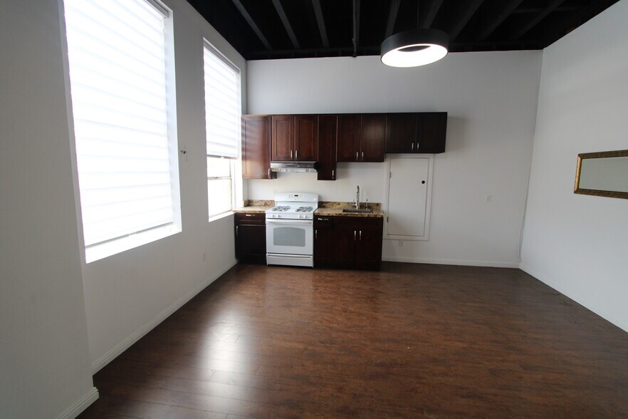 More Photos Of 429 S Flower St, Burbank Warehouse For Lease