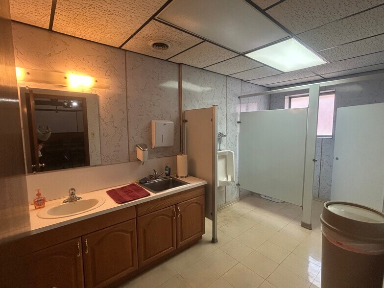 More Photos Of 1921 N Harrison Ave, Pocatello Flex For Sale