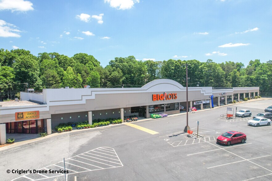 More Photos Of 3716-3728 Battleground Ave, Greensboro Unknown For Lease