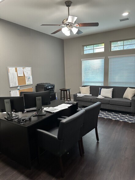More Photos Of 5155 W Davis St, Conroe Office For Lease