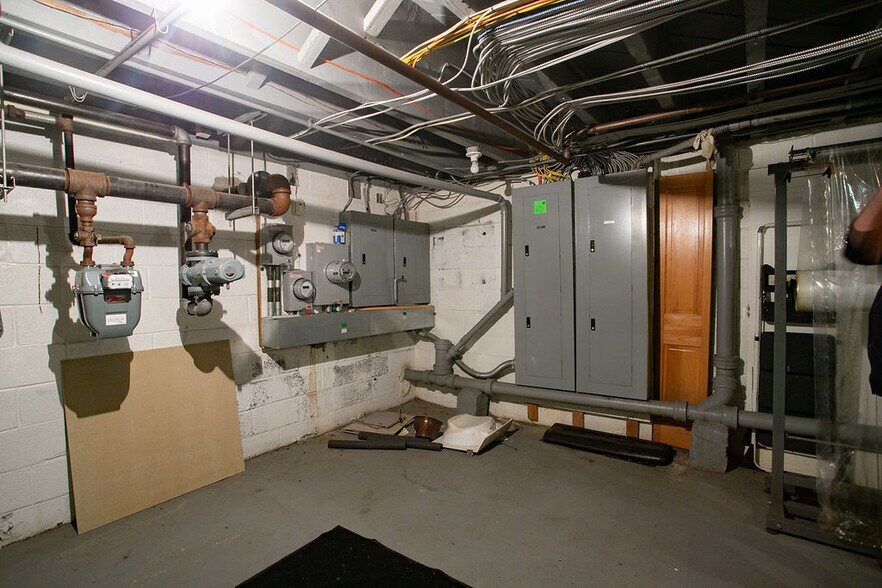 More Photos Of 121 S Pavilion Ave, Riverside Storefront Retail Residential For Sale