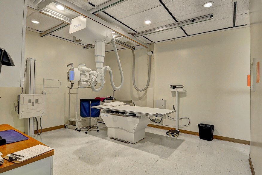 More Photos Of 17909 Soledad Canyon Rd, Santa Clarita Medical For Lease