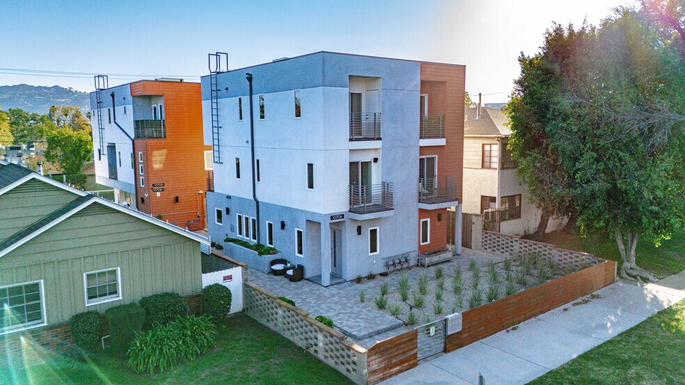 Primary Photo Of 10706 Camarillo St, Toluca Lake Apartments For Sale