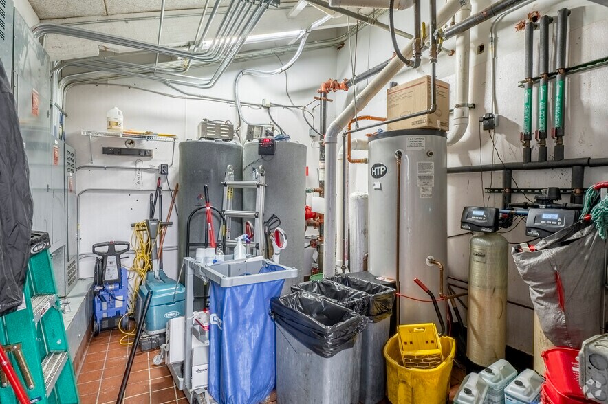 More Photos Of 1400 Commerce Pl, Plover General Retail For Sale