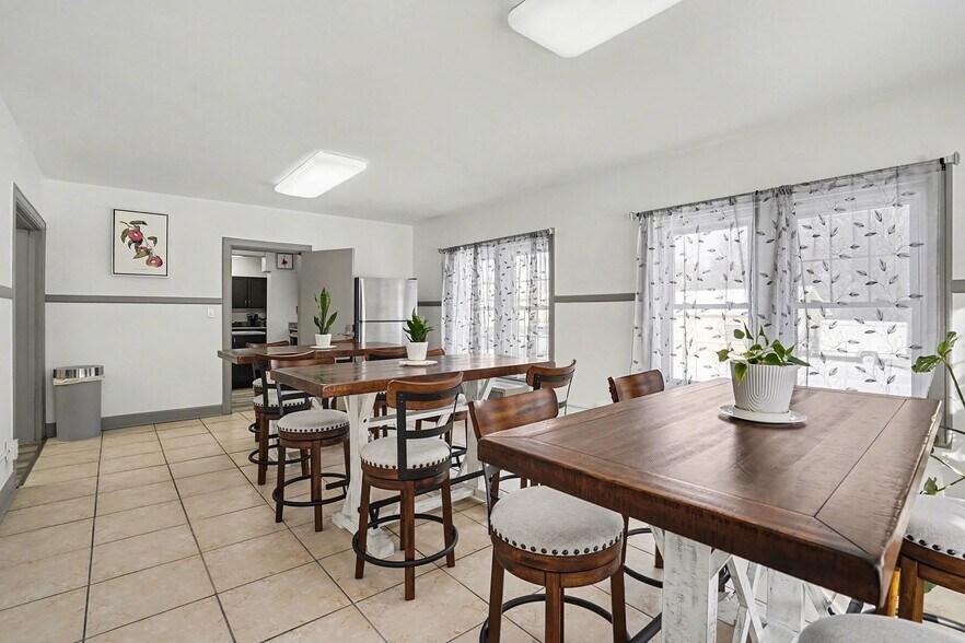 More Photos Of 302 N Trumbull St, Bay City Hotel For Sale