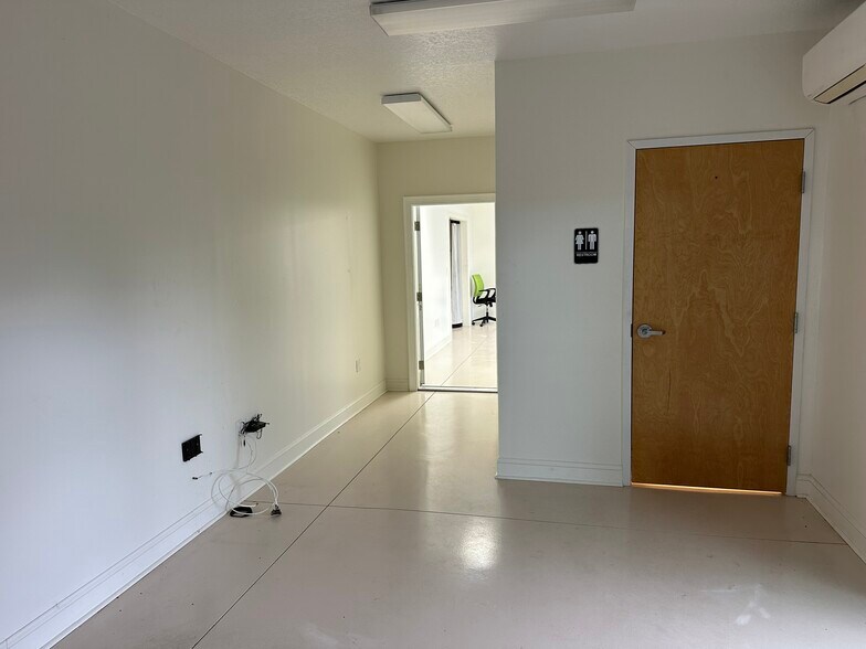 More Photos Of 6679 Treeland Ave, Largo Warehouse For Lease