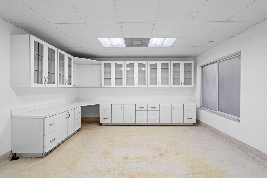 More Photos Of 6330 Manor Ln, South Miami Office For Lease