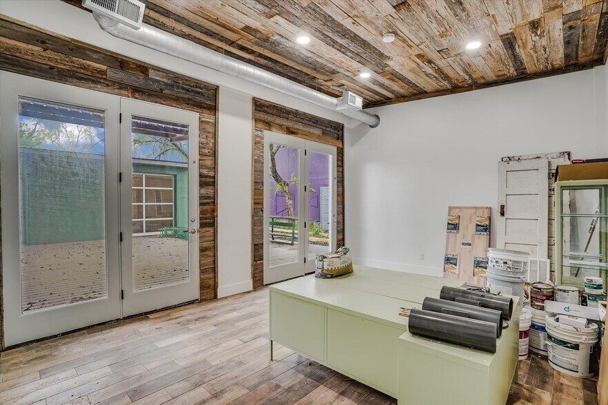 More Photos Of 2602 E Cesar Chavez St, Austin General Retail For Sale