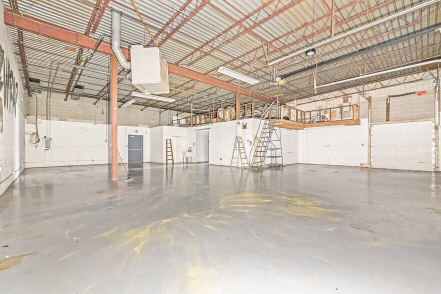 More Photos Of 4700 W 137th St, Crestwood Warehouse For Lease