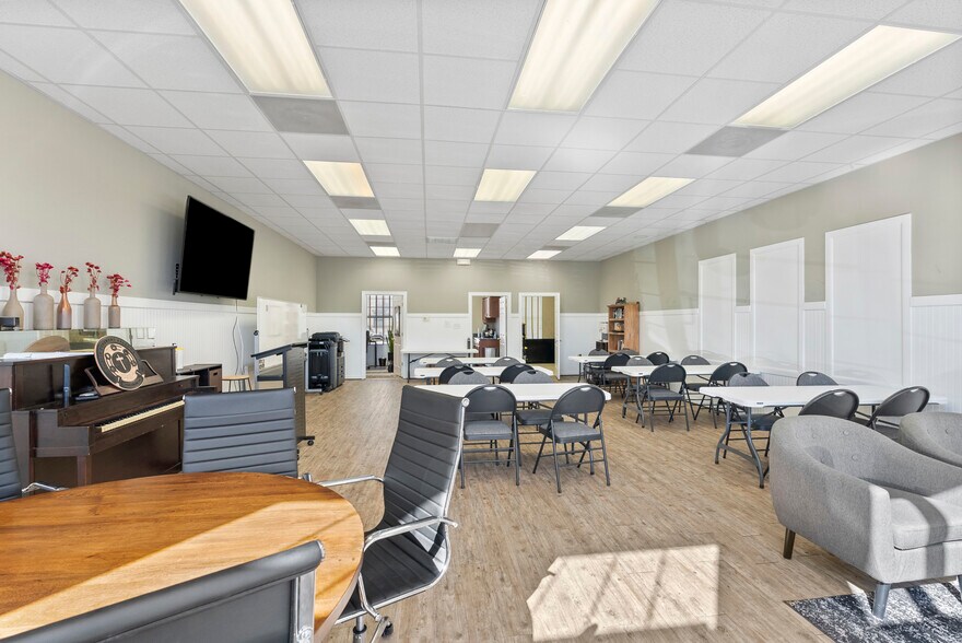 More Photos Of 103-105 Tradewynd Dr, Lynchburg Medical For Sale