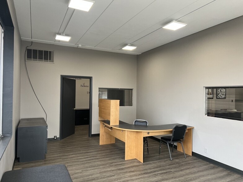 More Photos Of 103 E 3rd St, Aroma Park Office For Sale