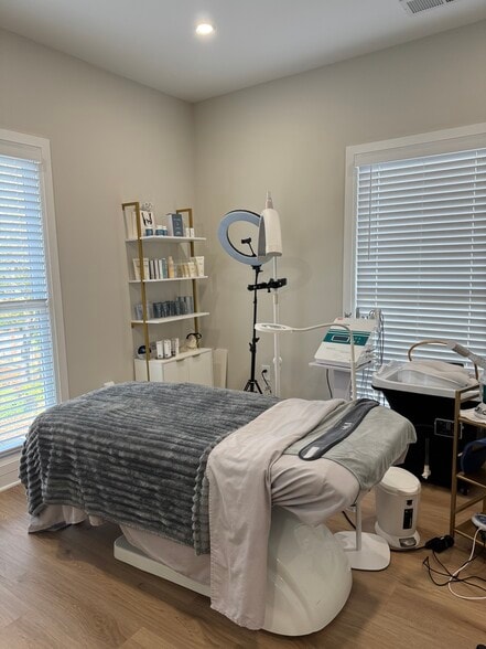 More Photos Of 610 Colonial Park Dr, Roswell Medical For Lease