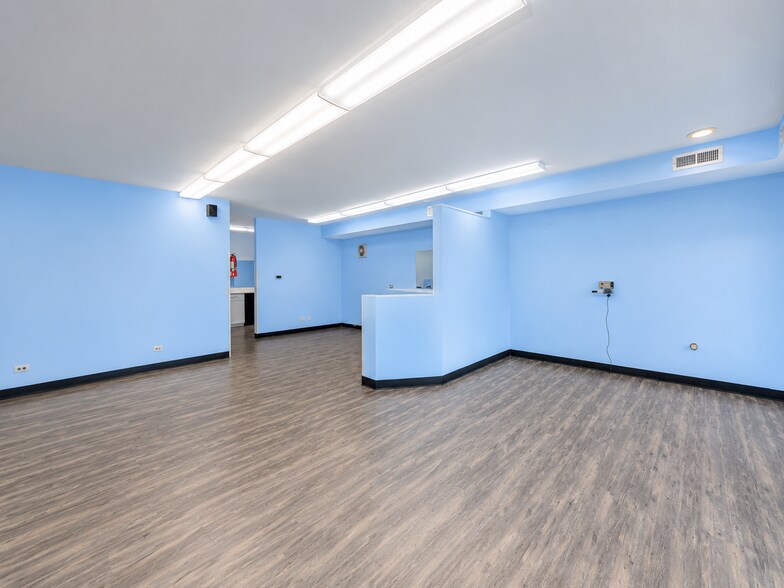 More Photos Of 2052 Western Ave, Waukegan Storefront For Lease