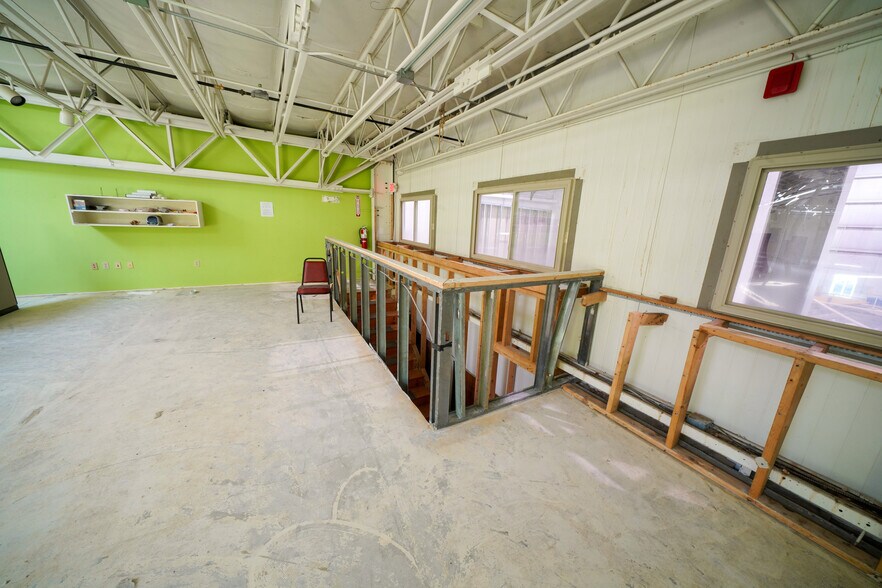 More Photos Of 248 Northport Ave, Belfast Manufacturing For Sale