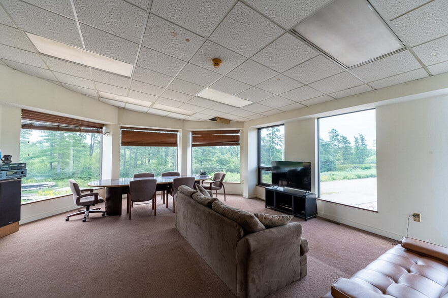 More Photos Of 563 Plains Rd, Tamworth Warehouse For Lease