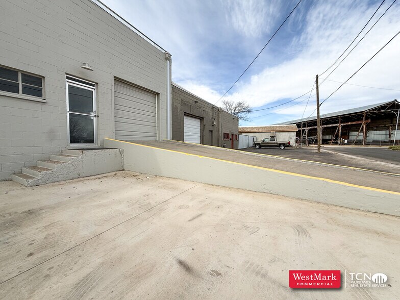 More Photos Of 2139 Baylor Dr, Lubbock Warehouse For Lease
