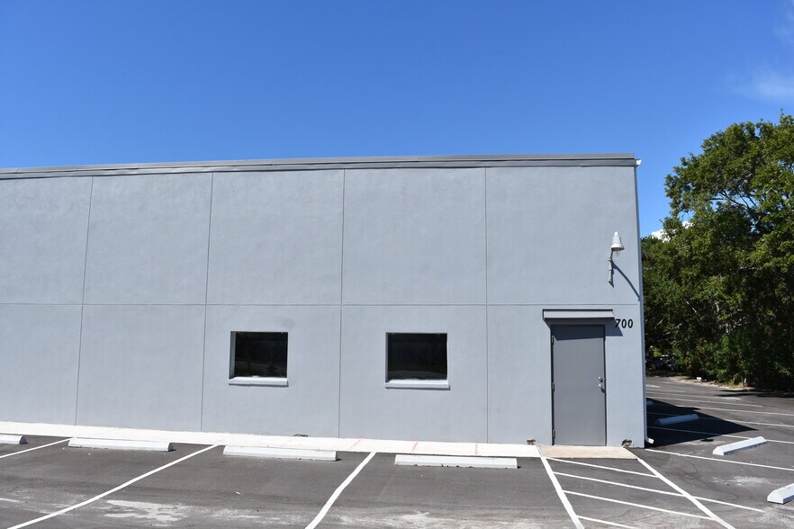 More Photos Of 700 Magnolia Dr, Clearwater Warehouse For Lease