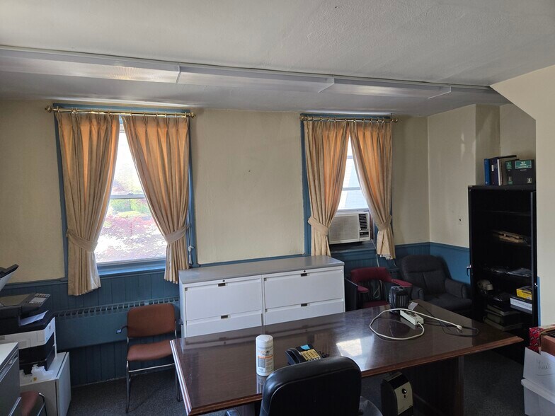 More Photos Of 362-372 E Main St, Collegeville Storefront For Lease