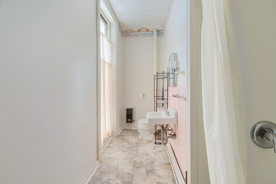 More Photos Of 962 W Hamilton St, Allentown Storefront Retail Residential For Lease