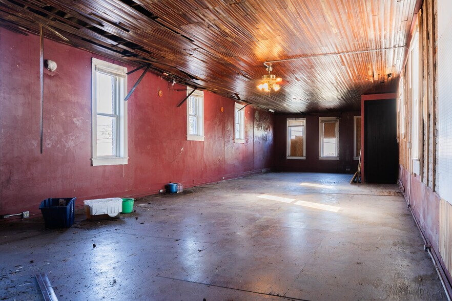 More Photos Of 135 Main St, Smiths Grove Storefront For Sale