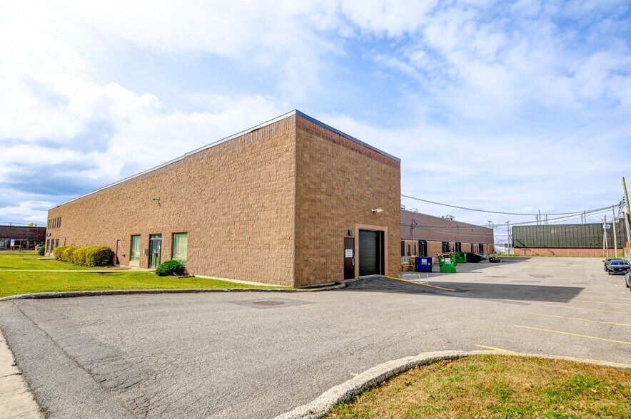 More Photos Of 601-623 Rue McCaffrey, Montréal Distribution For Lease