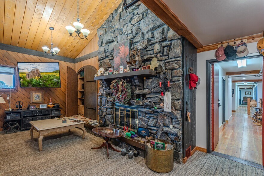 More Photos Of 117 Pine St, Pinedale Restaurant For Sale