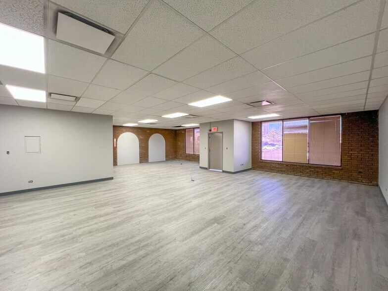 More Photos Of 1541-1543 Bourbon Pky, Streamwood Light Distribution For Lease