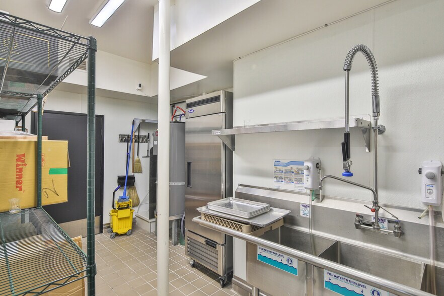 More Photos Of 11723-11733 Barrington Ct, Los Angeles Loft Creative Space For Lease