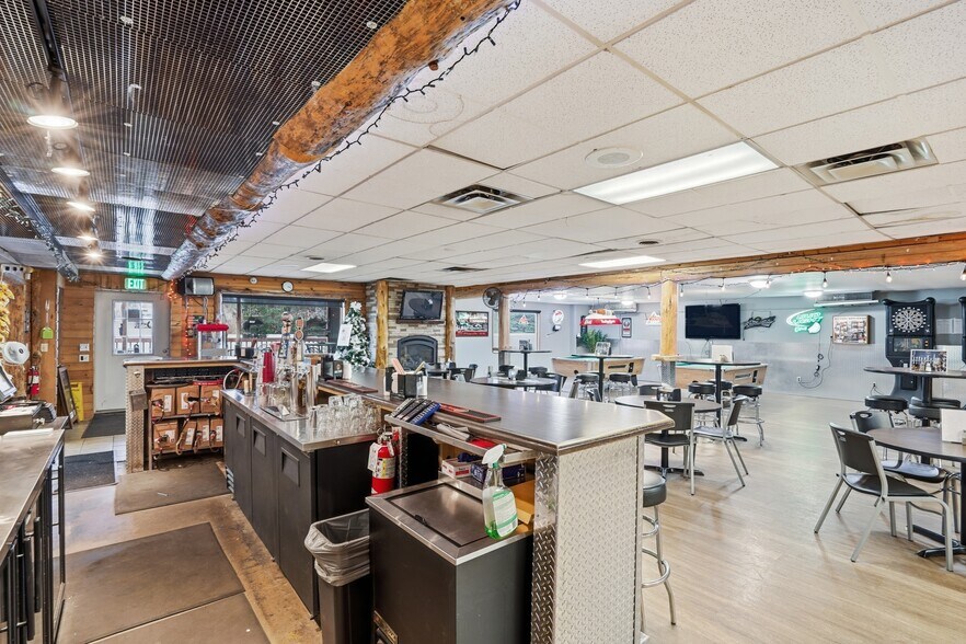 More Photos Of 1401 Laurel St, Whitewood Restaurant For Sale