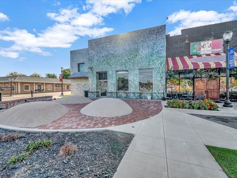 More Photos Of 132 Nacogdoches St, Center Storefront Retail Residential For Sale